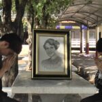 ครูสอนศิลปะ จรดปากกาเขียน 'แม่ของแผ่นดิน' ปรากฏภาพ 'สมเด็จพระพันปีหลวง' ทรงแย้มพระสรวล ชื่นชม-งดงาม