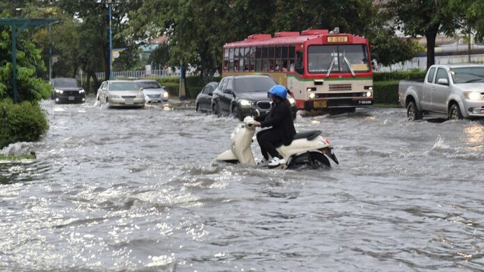 “ชัชชาติ” สั่งเร่งระบายน้ำ หลังฝนตกหนักทั่วกรุงฯ เตรียมพร้อมรับมือฝนคืนนี้