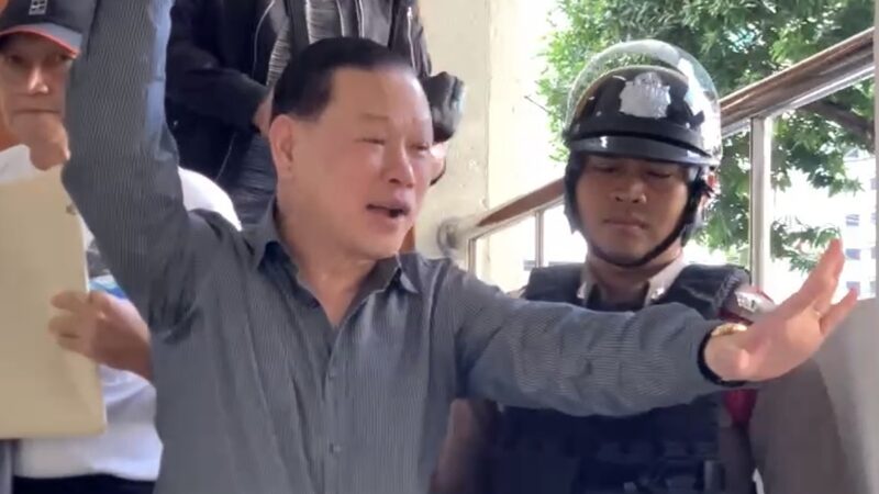 "สันธนะ" รับ มี พล.ต.อ. โทรเคลียร์ก่อนถูกจับ เตรียมแฉนายพลเอี่ยวส่วย พร้อมท้า "นายกฯหนู-เนวิน" เจอกันบนเส้นทางการเมือง มั่นใจไปต่อได้