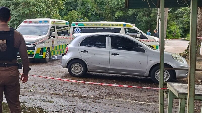 รถของผู้ตายซึ่งเป็น อดีตครูสาว ที่จอดไว้ภายในลานจอดรถของสุสานไตรลักษณ์ จ.ลำปาง