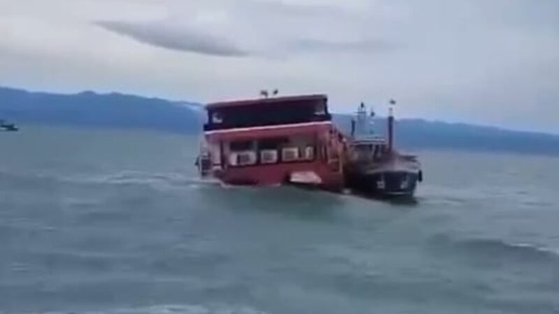 เปิดคลิปนาทีช่วย เรือโดยสาร ท้องเรือแตกกลางทะเล นักท่องเที่ยว 97 ชีวิตระทึก