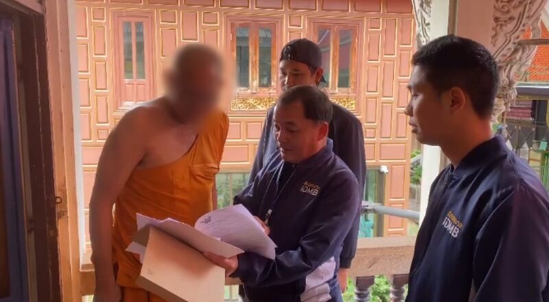 จับคากุฎิวัดดัง พระวัย 60 ปี ดาวน์โหลดคลิปลับ เต็มเครื่องโทรศัพท์ เจอหลักฐานเพียบ