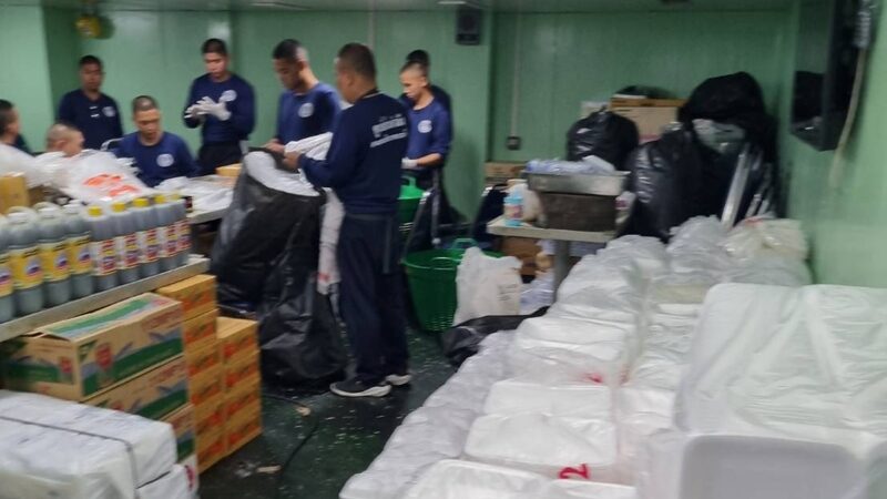 เรือหลวงจักรีนฤเบศร เปิดโรงครัวพระราชทานลอยน้ำ ปรุงอาหาร 3,000 ชุด ส่ง ฮ. ช่วยผู้ประสบภัยสงขลา หลังทอดสมอบริเวณชายฝั่งแล้วเมื่อคืนนี้