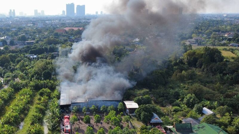 ไฟไหม้โกดังเก็บ รถซูเปอร์คาร์ ย่านปากเกร็ด นนทบุรี เผาวอดรถหรู 5 คัน รถเทสลา 45 คัน มูลค่าความเสียหายกว่า 190 ล้านบาท