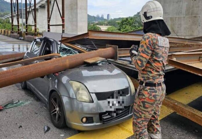 สภาพรถหลังโดนโครงสร้างรถไฟถล่มทับ
