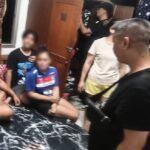 บุกอพาร์ตเมนต์ ย่านสุทธิสาร จับคาห้องพัก หนุ่มสาว ตั้งวงมั่วสุมเสพยา ยึดไอซ์-ยาบ้า-ปืนเถื่อน เพียบ