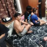 บุกอพาร์ตเมนต์ ย่านสุทธิสาร จับคาห้องพัก หนุ่มสาว ตั้งวงมั่วสุมเสพยา ยึดไอซ์-ยาบ้า-ปืนเถื่อน เพียบ