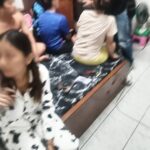 บุกอพาร์ตเมนต์ ย่านสุทธิสาร จับคาห้องพัก หนุ่มสาว ตั้งวงมั่วสุมเสพยา ยึดไอซ์-ยาบ้า-ปืนเถื่อน เพียบ