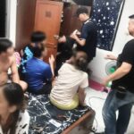 บุกอพาร์ตเมนต์ ย่านสุทธิสาร จับคาห้องพัก หนุ่มสาว ตั้งวงมั่วสุมเสพยา ยึดไอซ์-ยาบ้า-ปืนเถื่อน เพียบ