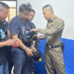 บุกอพาร์ตเมนต์ ย่านสุทธิสาร จับคาห้องพัก หนุ่มสาว ตั้งวงมั่วสุมเสพยา ยึดไอซ์-ยาบ้า-ปืนเถื่อน เพียบ