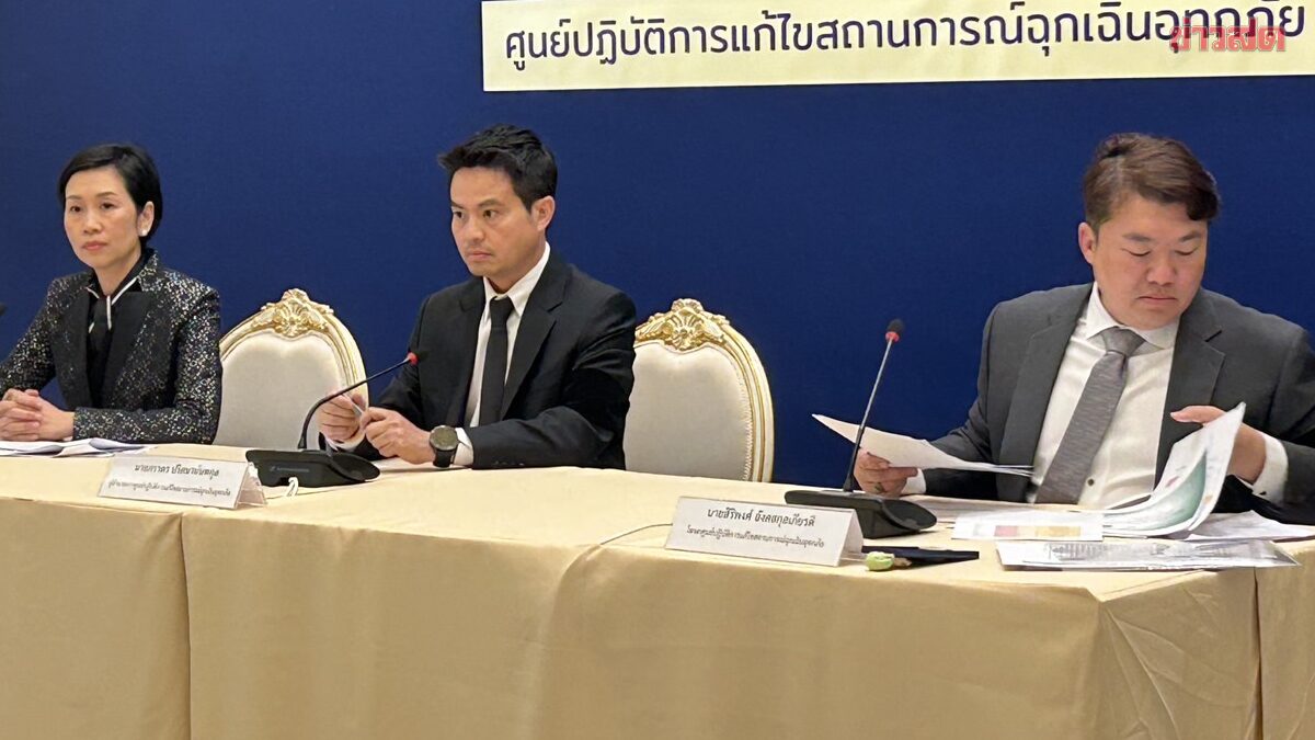 ภาพประกอบข่าว: ศป.กฉ. ประกาศเลื่อนสอบพื้นที่น้ำท่วม ภราดร ปัดตอบบริหารผิดพลาด