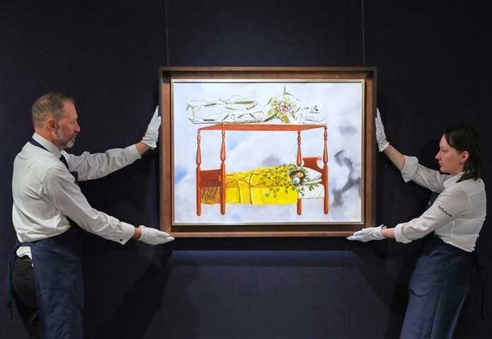 ภาพวาดชื่อ "El sueño (La cama)" หรือ (The Dream (The Bed) ของฟรีดา คาห์โล จัดแสดงอยู่ที่ห้องประมูลของ Sotheby's ในลอนดอน เมื่อวันที่ 19 กันยายน พ.ศ. 2568 ภาพวาดนี้ซึ่งประเมินราคาไว้ที่ 40-60 ล้านดอลลาร์สหรัฐ เป็นส่วนหนึ่งของคอลเลกชันผลงานชิ้นเอกแนวเหนือจริงที่เปิดเผยก่อนการประมูลในนิวยอร์ก