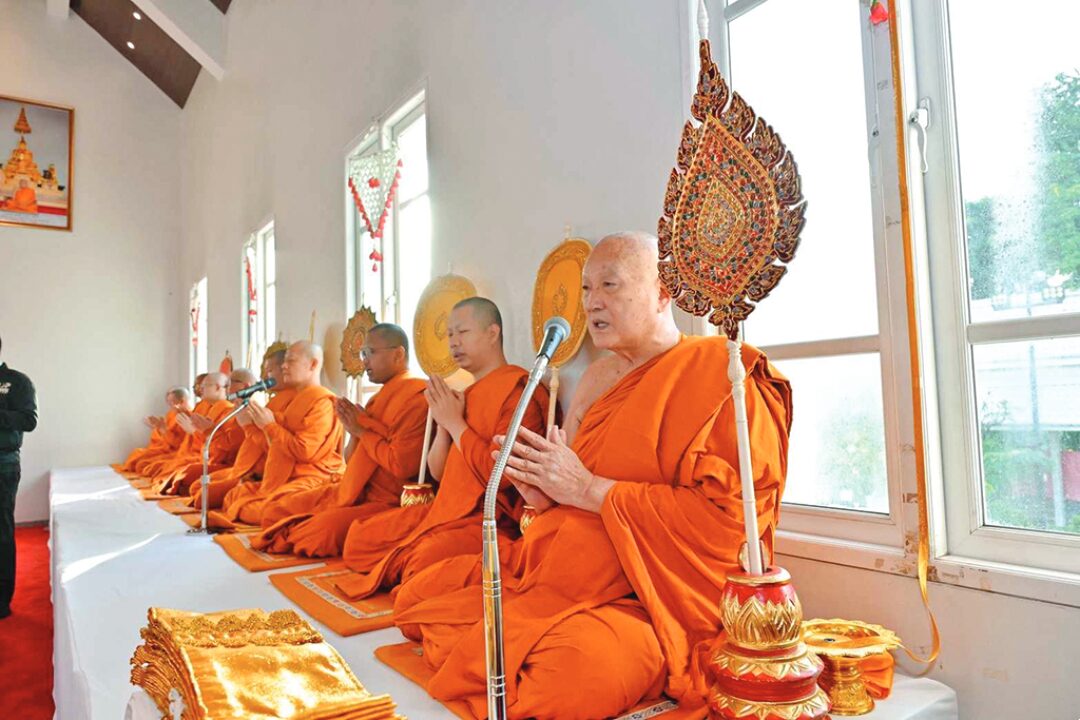 ข่าวสดพระเครื่อง - สวดพระพุทธมนต์-ตักบาตร เนื่องในวันนวมินทรมหาราช