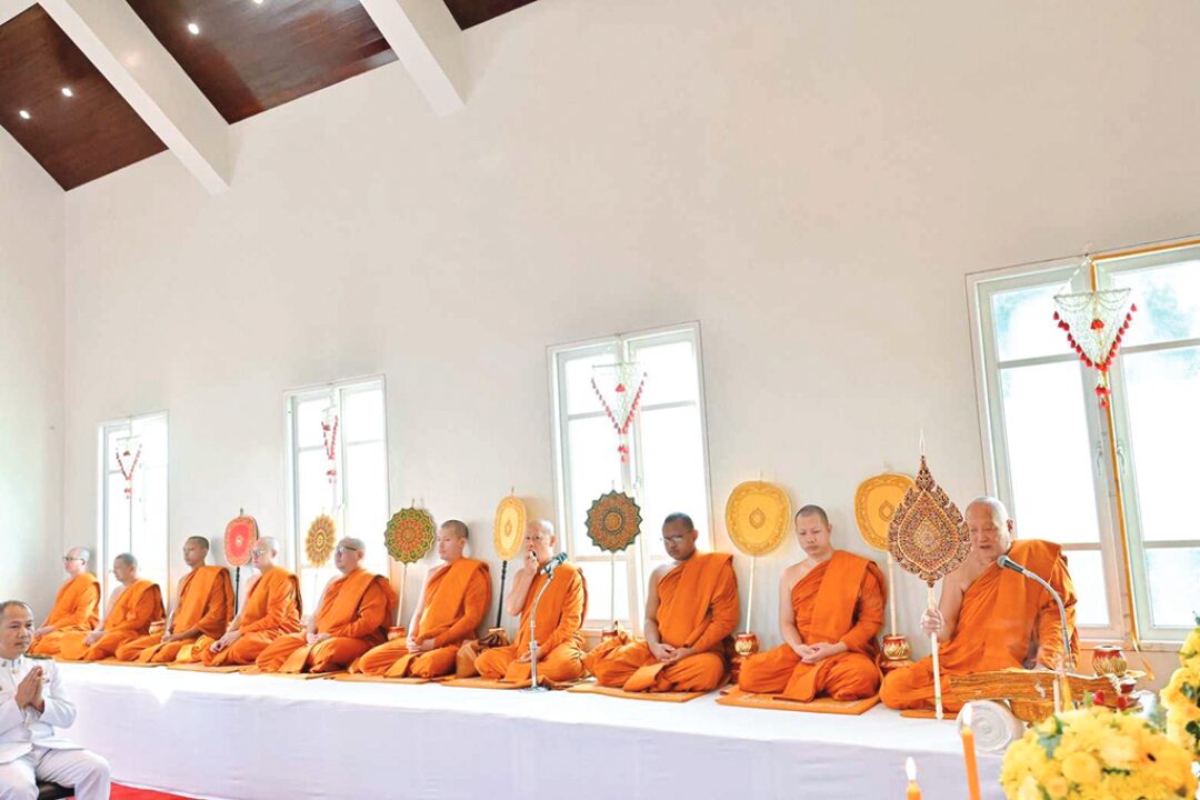 ข่าวสดพระเครื่อง - สวดพระพุทธมนต์-ตักบาตร เนื่องในวันนวมินทรมหาราช