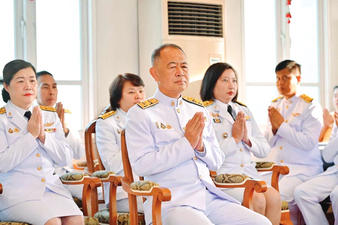 ข่าวสดพระเครื่อง - สวดพระพุทธมนต์-ตักบาตร เนื่องในวันนวมินทรมหาราช