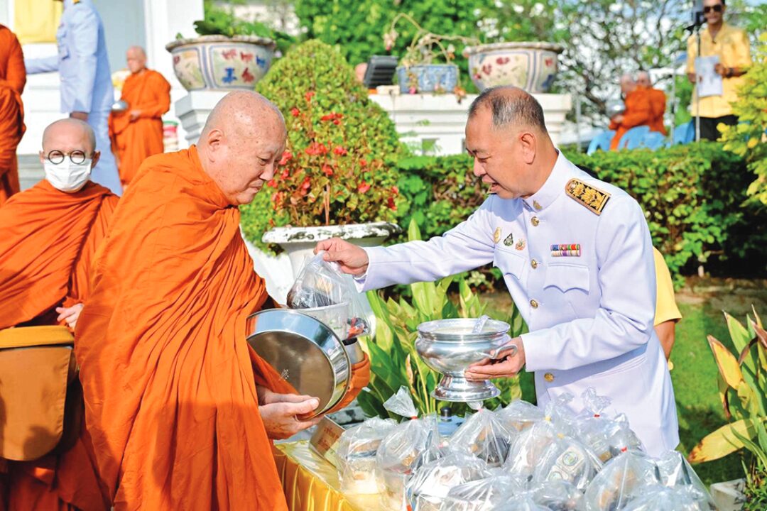 ข่าวสดพระเครื่อง - สวดพระพุทธมนต์-ตักบาตร เนื่องในวันนวมินทรมหาราช