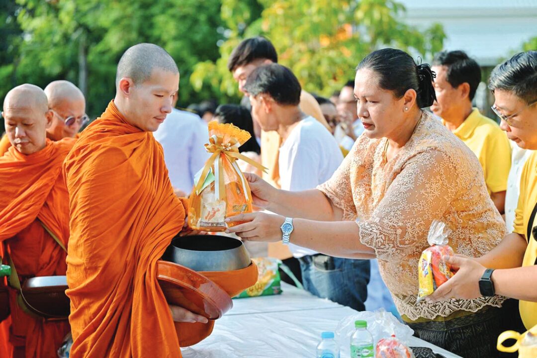 ข่าวสดพระเครื่อง - สวดพระพุทธมนต์-ตักบาตร เนื่องในวันนวมินทรมหาราช