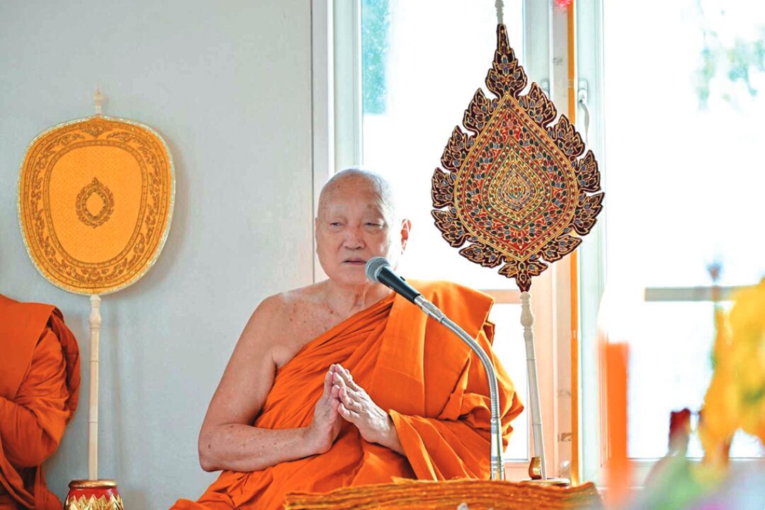 ข่าวสดพระเครื่อง - สวดพระพุทธมนต์-ตักบาตร เนื่องในวันนวมินทรมหาราช