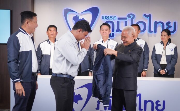 ภูมิใจไทย เปิดตัวผู้สมัคร สส. 3 จังหวัด บ้านใหญ่มาหมด อดีตนักฟุตบอลทีมชาติมาด้วย 