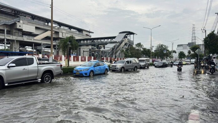 “ฝนถล่มกรุงกลางดึก” ชัชชาติ เผยฝนตกหนักหลายพื้นที่ สูงสุดที่ปทุมวัน น้ำท่วม 58 จุด เปิดสาเหตุ