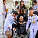 ยายวัย 84 นั่งรถเข็นต่อคิว น้อมถวายอาลัย กราบพระบรมศพ ‘พระพันปีหลวง‘ ไม่ย่อท้อ แม้ป่วยโรคหัวใจ 