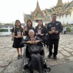 ยายวัย 84 นั่งรถเข็นต่อคิว น้อมถวายอาลัย กราบพระบรมศพ ‘พระพันปีหลวง‘ ไม่ย่อท้อ แม้ป่วยโรคหัวใจ 