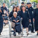 ยายวัย 84 นั่งรถเข็นต่อคิว น้อมถวายอาลัย กราบพระบรมศพ ‘พระพันปีหลวง‘ ไม่ย่อท้อ แม้ป่วยโรคหัวใจ 