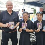 พสกนิกรชาวไทย ถวายความอาลัย เข้าเฝ้าฯ กราบถวายบังคม พระบรมศพ เบื้องหน้าพระโกศ 'พระพันปีหลวง'