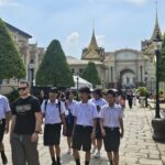 พสกนิกรชาวไทย ถวายความอาลัย เข้าเฝ้าฯ กราบถวายบังคม พระบรมศพ เบื้องหน้าพระโกศ 'พระพันปีหลวง'