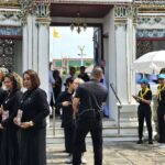 พสกนิกรชาวไทย ถวายความอาลัย เข้าเฝ้าฯ กราบถวายบังคม พระบรมศพ เบื้องหน้าพระโกศ 'พระพันปีหลวง'