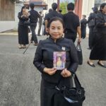 พสกนิกรชาวไทย ถวายความอาลัย เข้าเฝ้าฯ กราบถวายบังคม พระบรมศพ เบื้องหน้าพระโกศ 'พระพันปีหลวง'