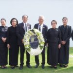 พสกนิกรชาวไทย ถวายความอาลัย เข้าเฝ้าฯ กราบถวายบังคม พระบรมศพ เบื้องหน้าพระโกศ 'พระพันปีหลวง'