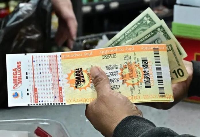 ภาพคนถือตั้ว Mega millions