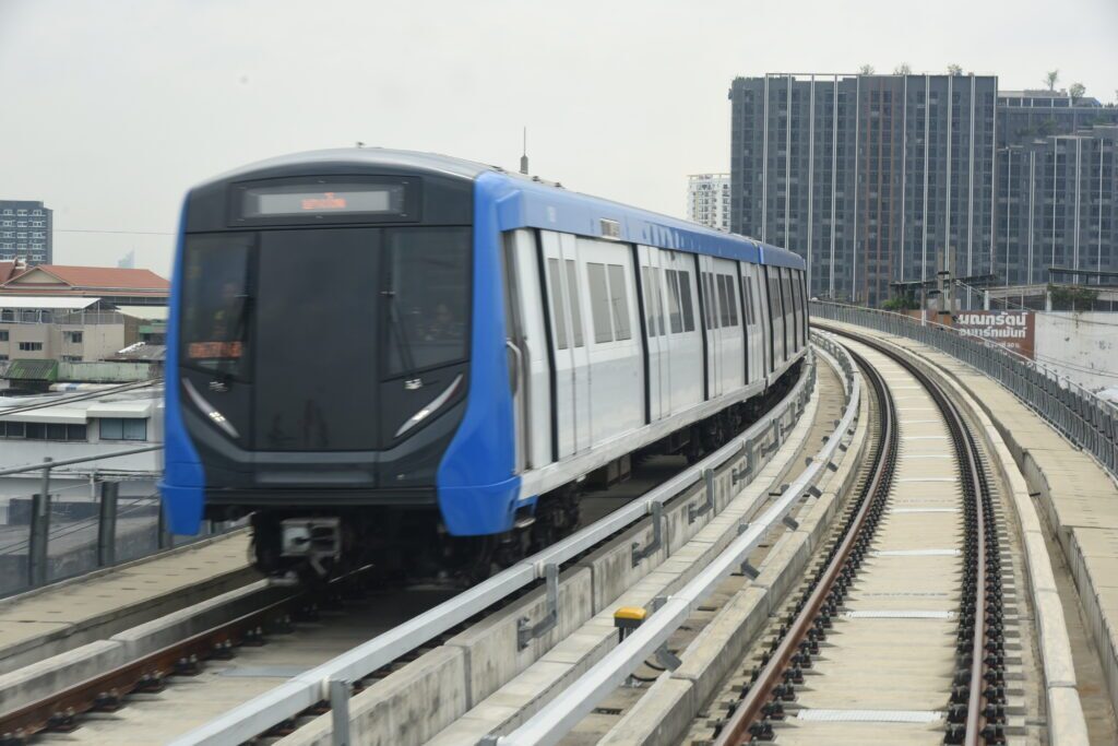 ภาพประกอบข่าว: ขยายเวลา MRT สายสีน้ำเงิน เปิดตี 4 วันที่ 30 พ.ย. 68 หนุนงานวิ่งมาราธอนโลก