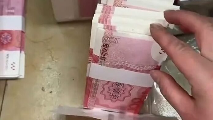 To create the illusion of affluence, Chen cleverly placed real bills on the top and bottom of a stash of training banknotes, convincing others he possessed substantial cash.