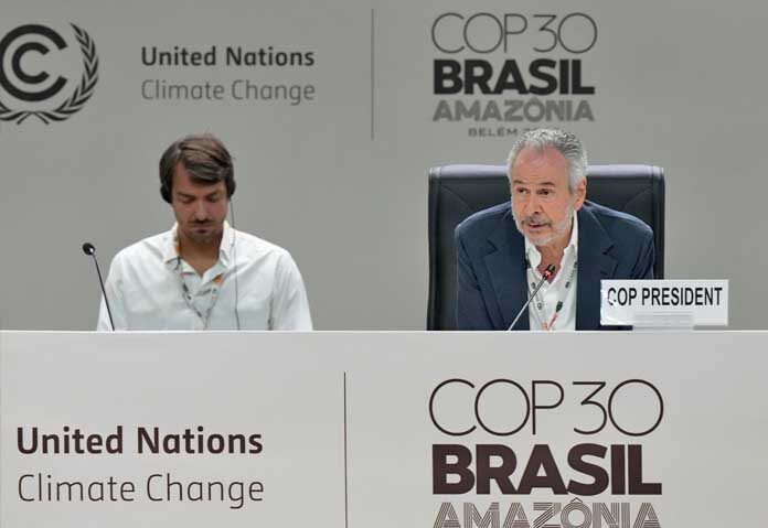 อังเดร กอร์เรอา ดู ลาโก ประธาน COP30 (ขวา) กล่าวสุนทรพจน์ระหว่างการประชุมเต็มคณะในการประชุมสุดยอดว่าด้วยสภาพภูมิอากาศของสหประชาชาติ COP30 วันศุกร์ที่ 21 พฤศจิกายน 2568 ณ เมืองเบเลง ประเทศบราซิล