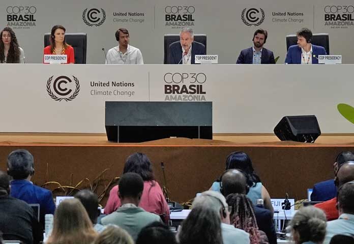 อังเดร กอร์เรอา ดู ลาโก ประธาน COP30 (ตรงกลาง) กล่าวสุนทรพจน์ระหว่างการประชุมเต็มคณะในการประชุมสุดยอดว่าด้วยสภาพภูมิอากาศของสหประชาชาติ COP30 วันศุกร์ที่ 21 พฤศจิกายน 2568 ณ เมืองเบเลง ประเทศบราซิล