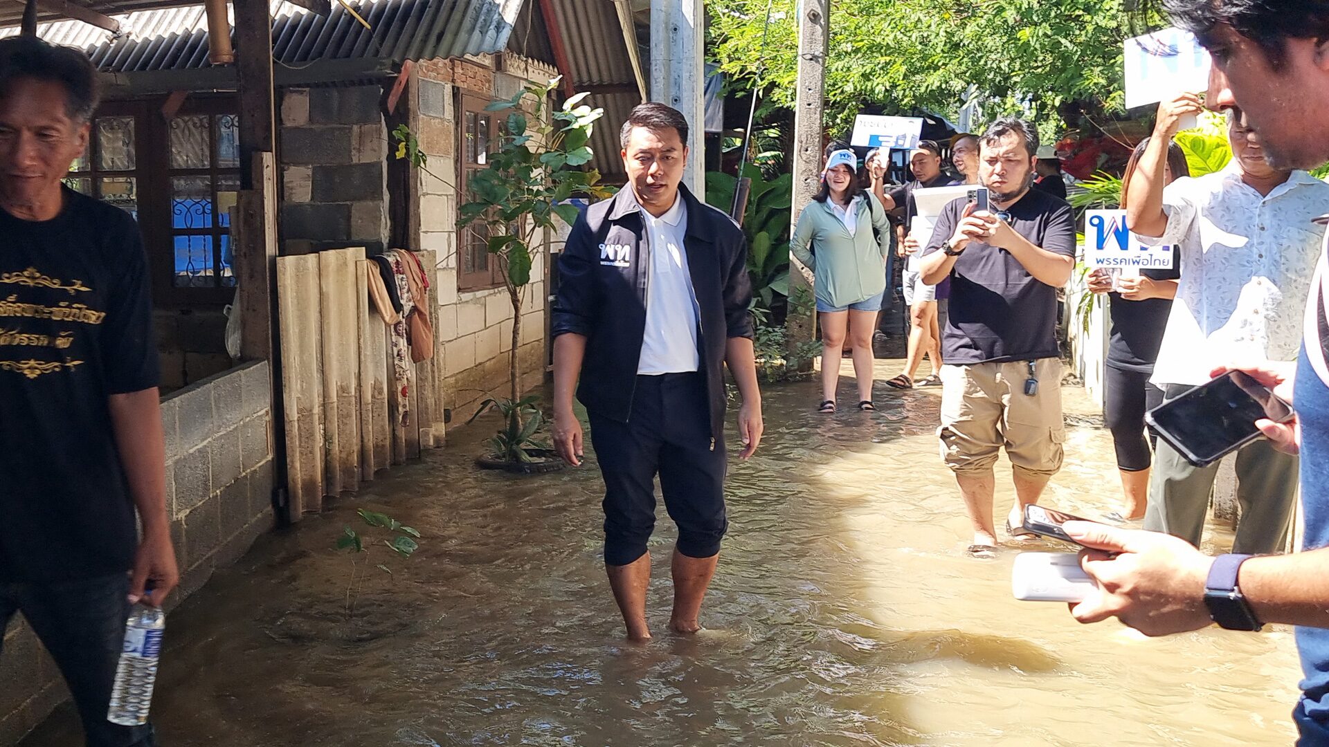ภาพประกอบข่าว: ผู้สมัคร เพื่อไทย เขต 5 นนทบุรี ลุยน้ำช่วยชาวบ้านเกาะเกร็ด