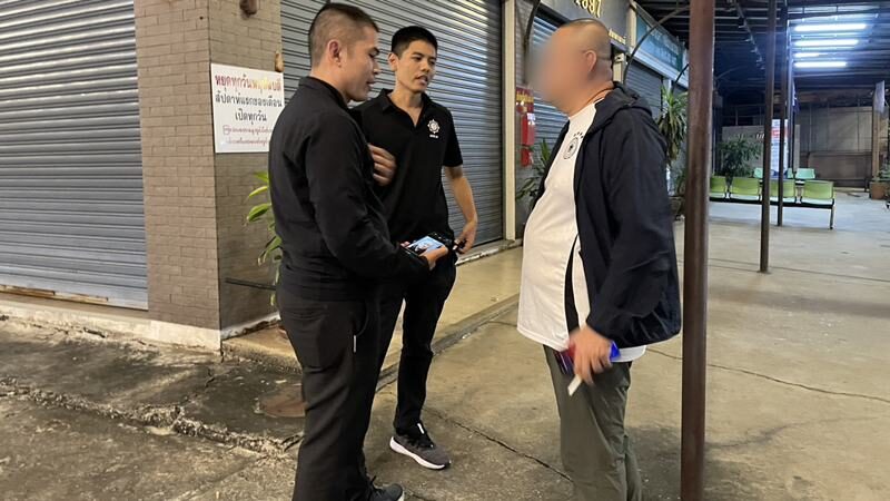 เจ้าหน้าที่ตำรวจขณะเข้าจับกุมคนจีน