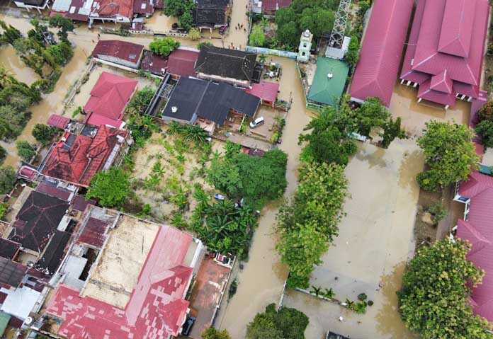 ภาพถ่ายทางอากาศนี้ถ่ายโดยใช้โดรน แสดงให้เห็นพื้นที่ที่ถูกน้ำท่วมในเมืองเมดาน จังหวัดสุมาตราเหนือ ประเทศอินโดนีเซีย วันศุกร์ที่ 28 พฤศจิกายน 2568 (AP Photo/Binsar Bakkara)