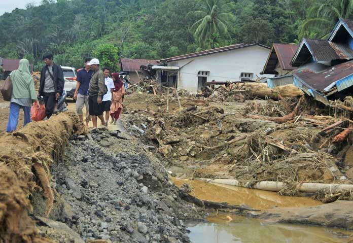 ชาวบ้านตรวจสอบพื้นที่ที่ได้รับผลกระทบจากน้ำท่วมฉับพลันรุนแรงหลังจากฝนตกหนักในบาตังโตรู เขตปกครองทาปานูลีใต้ จังหวัดสุมาตราเหนือ อินโดนีเซีย วันที่ 28 พฤศจิกายน 2568 REUTERS/Stringer