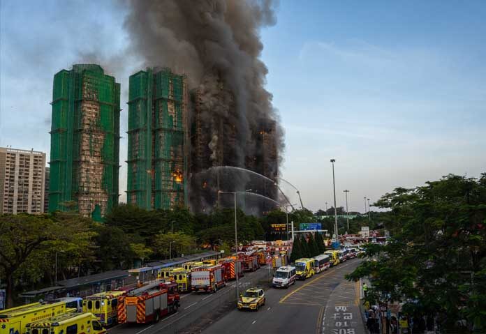 เจ้าหน้าที่ดับเพลิงพยายามดับไฟที่เกิดขึ้นที่ Wang Fuk Court ซึ่งเป็นโครงการที่อยู่อาศัยในเขตไทโป เขตดินแดนใหม่ของฮ่องกง เมื่อวันพุธที่ 26 พฤศจิกายน 2568