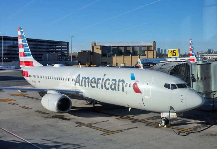 ภาพถ่ายแฟ้ม: เครื่องบินของ American Airlines จอดอยู่ที่ประตูทางเข้าสนามบิน LaGuardia ในนครนิวยอร์ก สหรัฐอเมริกา วันที่ 18 พฤศจิกายน 2025 REUTERS/Kylie Cooper/ภาพถ่ายแฟ้ม