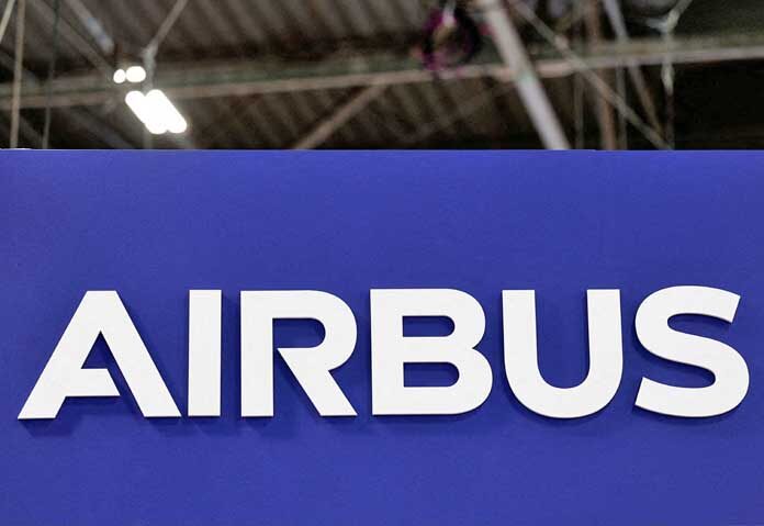 รูปถ่าย: โลโก้ Airbus แสดงที่ศูนย์นิทรรศการ Parc des Expositions de Paris-Nord-Villepinte ในเมือง Villepinte ใกล้ปารีส ประเทศฝรั่งเศส วันที่ 18 พฤศจิกายน 2568 REUTERS/Benoit Tessier/ไฟล์รูปภาพ