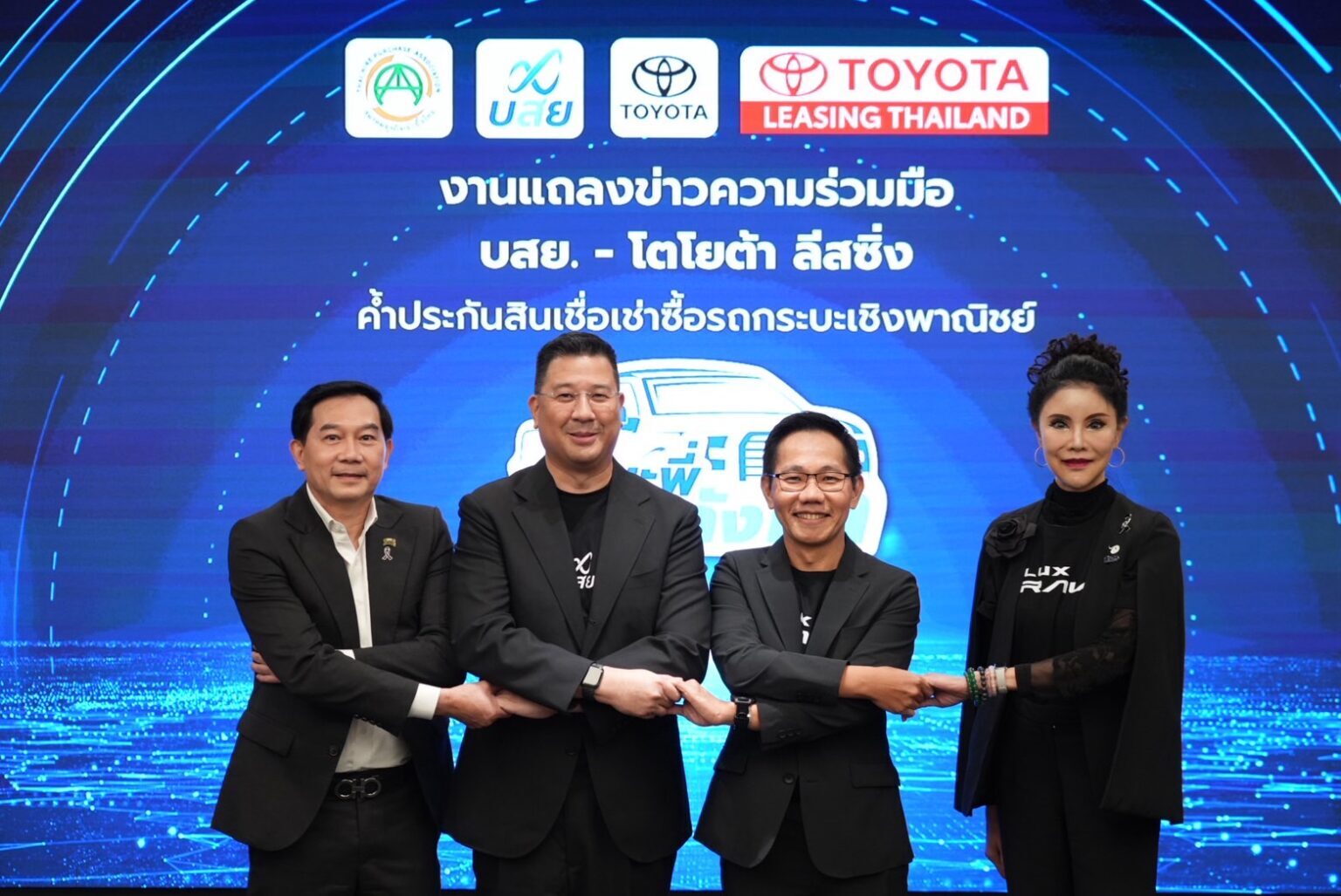 ภาพประกอบข่าว: วัยรุ่นสร้างตัวได้เฮ บสย.-โตโยต้า ลิสซิ่ง ปลดล็อก SMEs ซื้อปิกอัพทำกิน