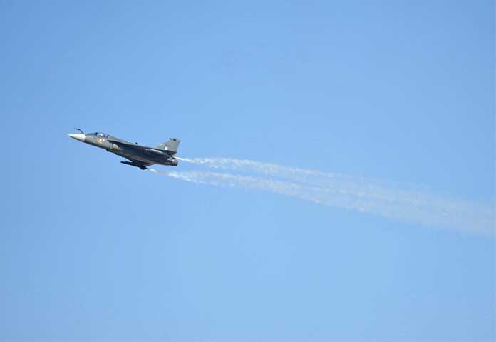 เครื่องบิน HAL Tejas ของอินเดียระหว่างการแสดงโชว์ก่อนจะตกในงาน Dubai Air Show ที่สนามบินนานาชาติอัลมักทูมใน Dubai World Central เมืองดูไบ สหรัฐอาหรับเอมิเรตส์