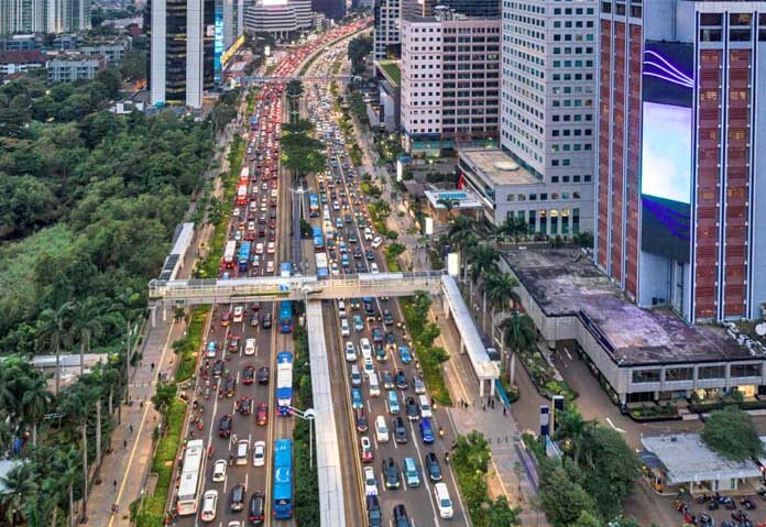 การจราจรติดขัดอย่างหนักในกรุงจาการ์ตา ประเทศอินโดนีเซีย (ภาพสต็อก Adobe)