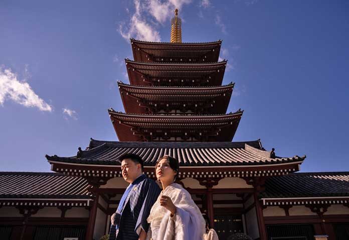 นักท่องเที่ยวชาวจีนแผ่นดินใหญ่เยี่ยมชมวัดเซ็นโซจิในเขตอาซากุสะของโตเกียว