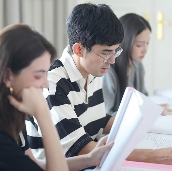 เบื้องหลังมายา