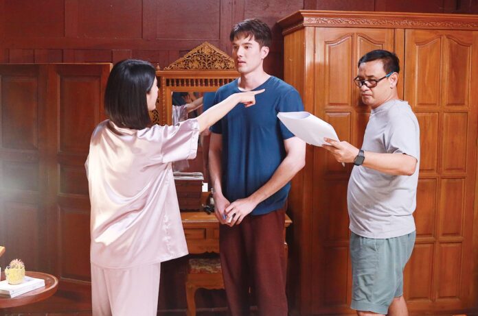 เบื้องหลังมายา